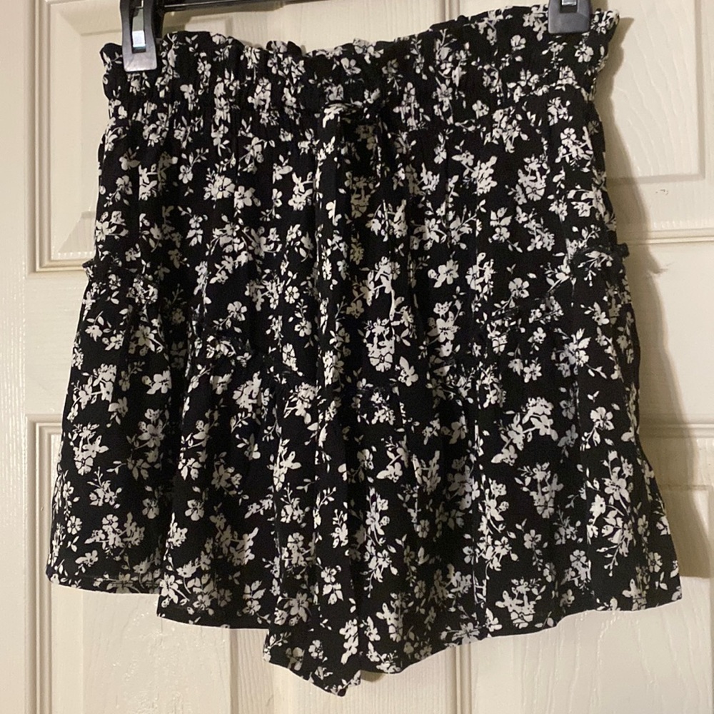 ILLA ILLA Black&White Floral Shorts SMALL